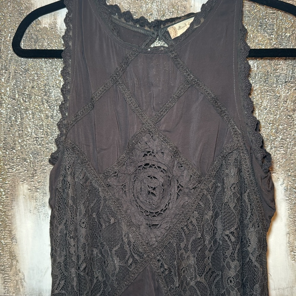 Gray Dress With Lace Pattern - image 2